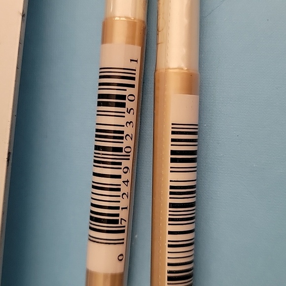 2 L'Oreal Paris Crayon Petite Lip Liner Clear HTF - Picture 4 of 4